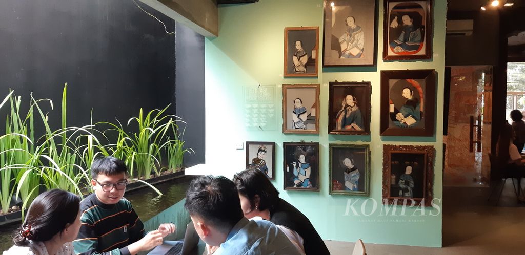 Lukisan kaca bertema Putri China di Pameran Cerita Kaca-Perjalanan Seni Lukis Kaca Indonesia di Galeri Dia.Lo.Gue, Kemang, Jakarta, Kamis (8/2/2024).