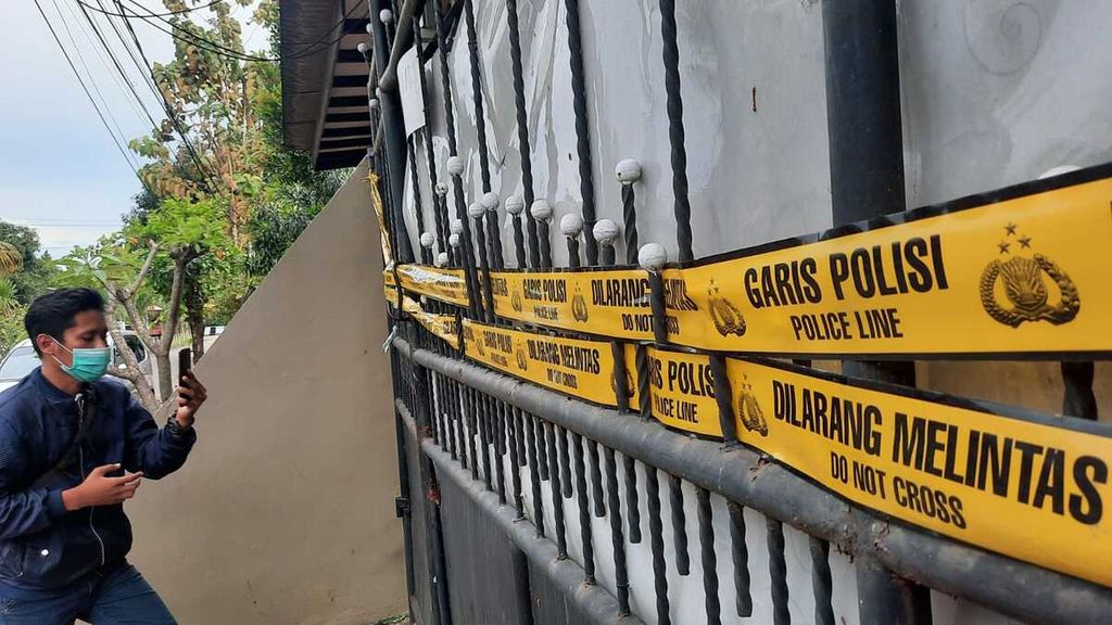 Polres Metro Bekasi Kota memasang garis polisi di rumah pembuatan miras ilegal di kawasan perumahan BDP, Jalan Dirgantara Raya, wilayah RW 008, Kelurahan Jatisari. Usaha rumahan ini sudah beroperasi enam bulan. 