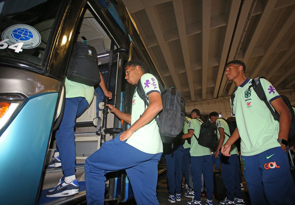 Pesepak bola tim nasional Brasil U-17 bersiap menaiki bus setibanya di Bandara Soekarno-Hatta, Tangerang, Banten, Sabtu (4/11/2023).