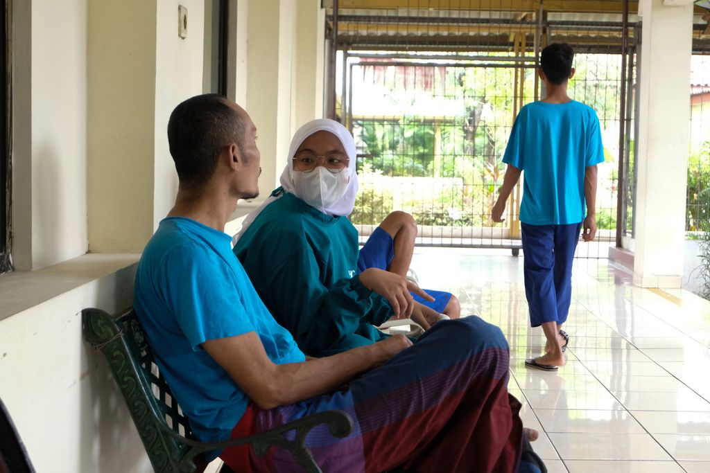 Perawat berbincang dengan pasien orang dengan gangguan jiwa (ODGJ) di Kompleks Rumah Sakit Jiwa Dr Soeharto Heerdjan, Jakarta Barat, Jumat (7/10/2022). 