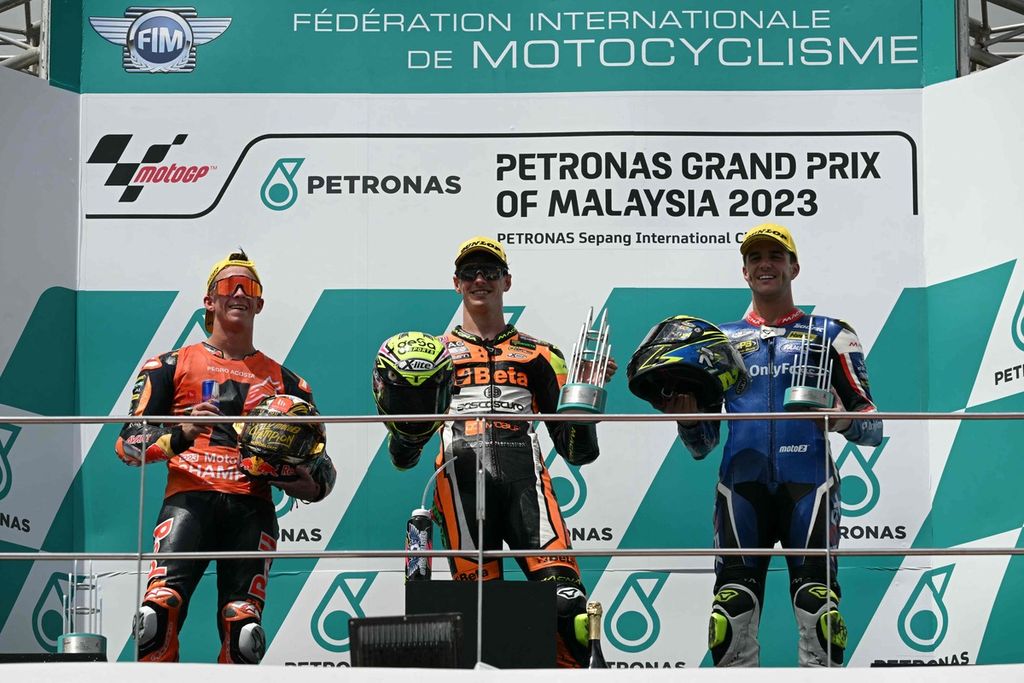 Pebalap Pedro Acosta dari tim Red Bull KTM Ajo, pebalap Fermin Aldeguer dari tim GT Trevisan Speed Up, dan pebalap Marco Ramirez dari tim American Racing (dari kiri ke kanan) melakukan selebrasi setelah balapan Moto2 seri Malaysia di Sirkuit Sepang, Malaysia, Minggu (12/11/2023).