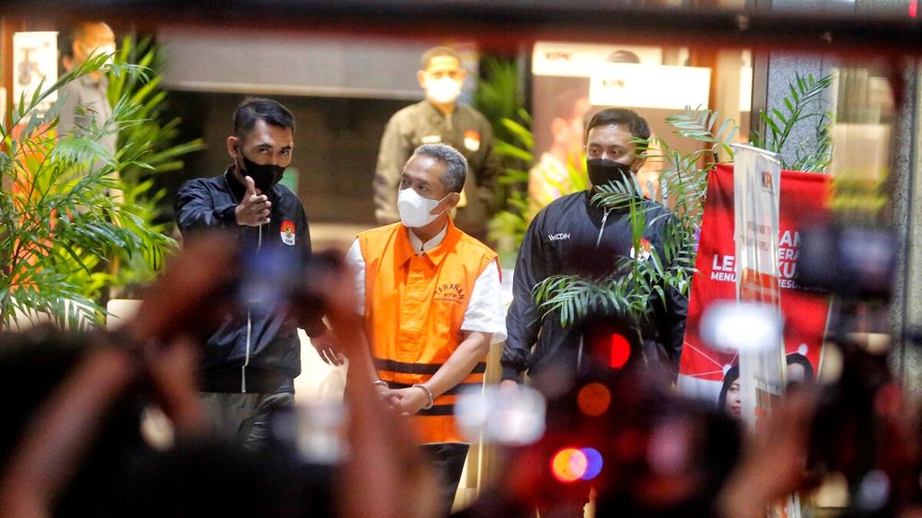 Demi Sepatu LV Wali Kota Bandung Yana Mulyana Pakai Uang Korupsi