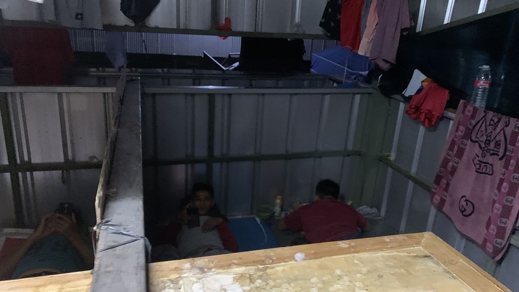 Sebuah <i>shelter</i> yang menjadi tempat tinggal sejumlah kuli angkut di Pasar Induk Beras Cipinang, Rabu (8/3/2023). Tempat berkapasitas 70 orang ini hanya bisa ditempati kuli angkut anggota Koperasi Pekerja Bongkar Muat.