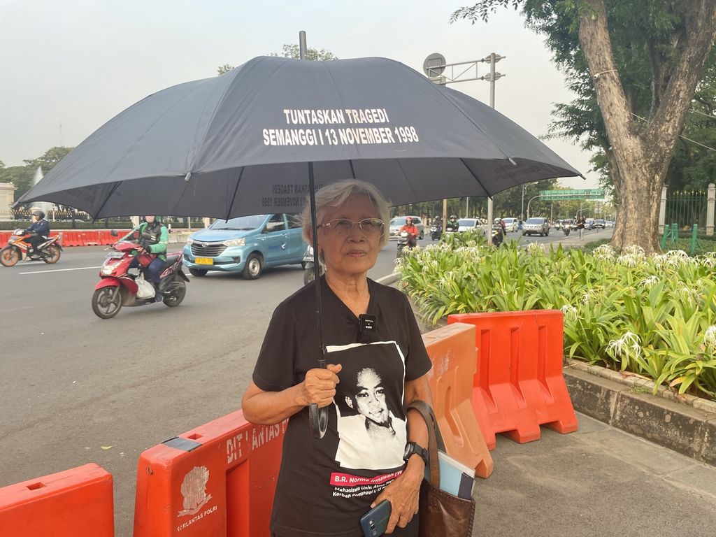 Maria Sumarsih, ibu dari korban Semanggi I, Bernardus Realino Norma Irawan alias Wawan, ditemui di sela-sela aksi Kamisan di depan Istana Merdeka, Jakarta, Kamis (12/1/2023).