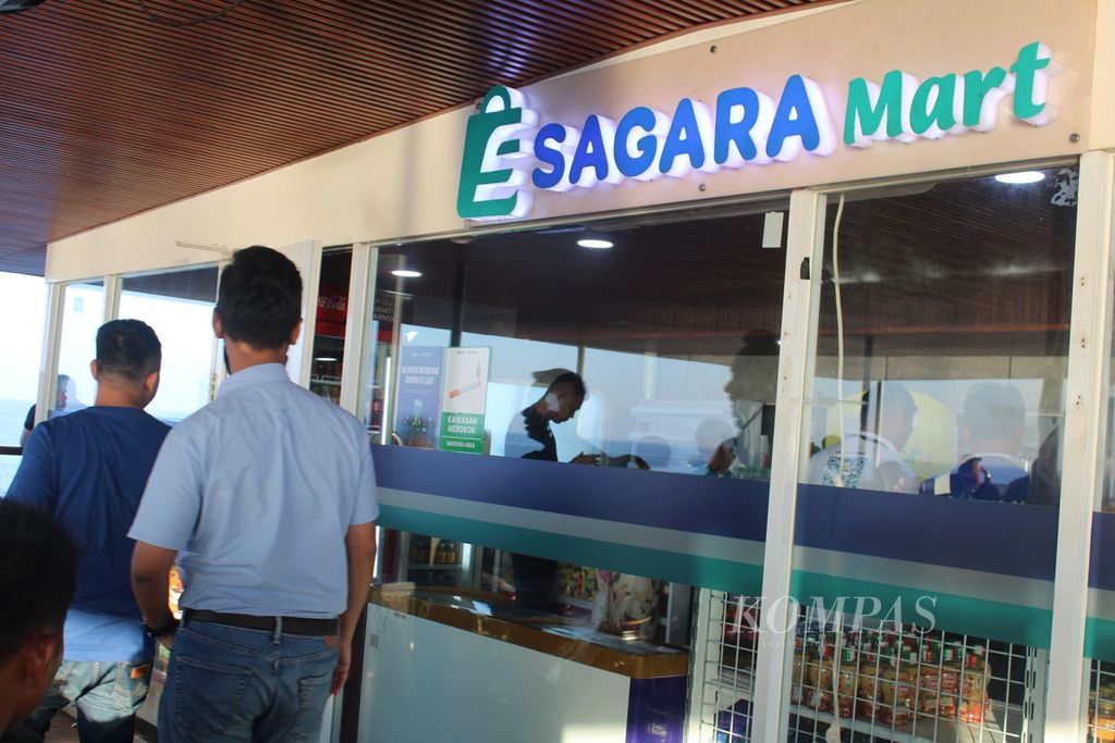 Minimarket Sagara Mart di dalam KM Kelud ketika sedang berlayar dari Medan, Sumatera Utara, menuju Batam, Kepulauan Riau, pada Selasa (27/2/2023) petang. Minimarket itu merupakan bagian dari usaha komersial di kapal.