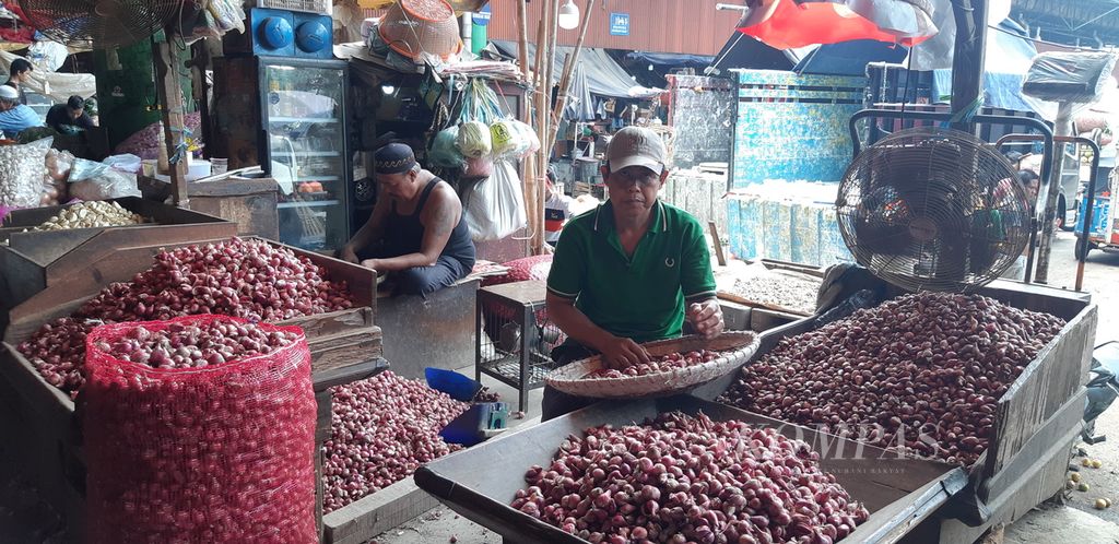 Pedagang bawang merah tengah sibuk memilah bawang di Pasar Induk Kramat Jati, Jakarta Timur, Senin (9/5/2022).