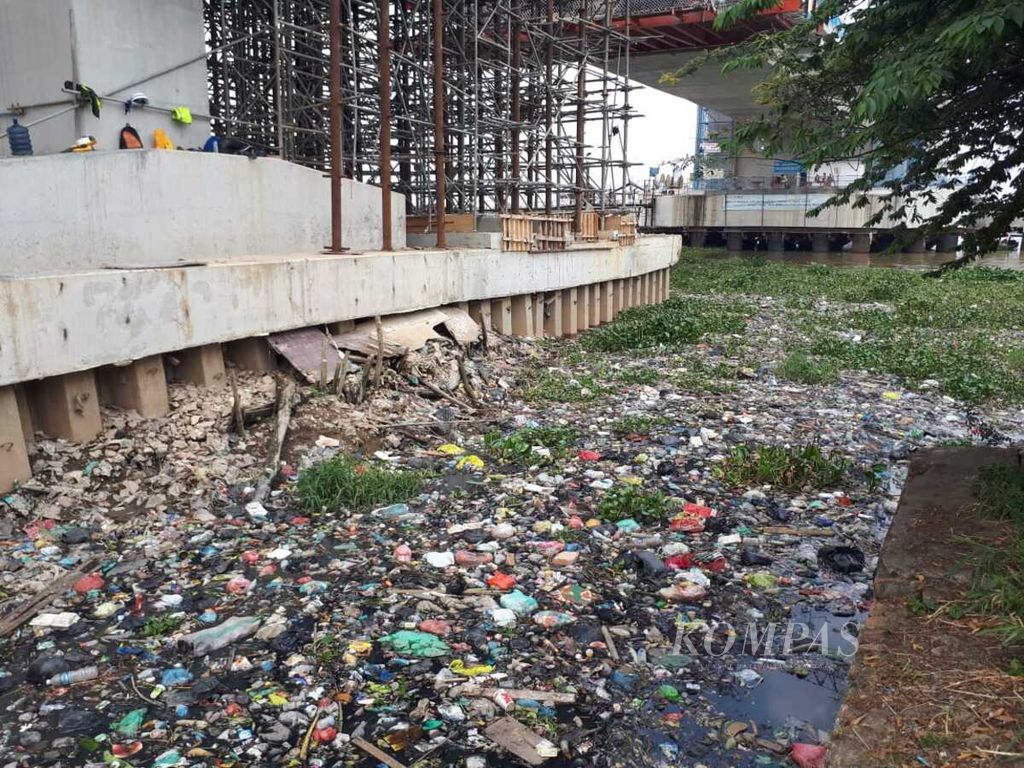 Tumpukan sampah ditemukan di aliran Sungai Jerujuk, Kamis (13/9/2018). Di muara sungai ini ditemukan anak tangga bersejarah yang diduga buatan zaman Kesultanan Palembang.