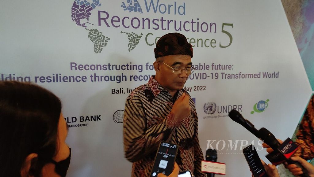 Menko PMK, yang juga Ketua Panitia Nasional GPDRR 2022, Muhadjir Effendy ketika diwawancara wartawan seusai pembukaan pertemuan ke-5 Konferensi Rekonstruksi Dunia (WRC) di Bali International Convention Center, Nusa Dua, Badung, Senin (23/5/2022). WRC menjadi agenda berangkaian GPDRR 2022 di Bali. 