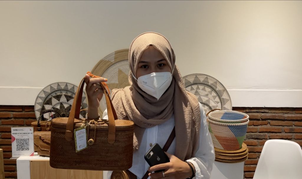 Dian Eka Purnamasari (23), pemilik Mawar Ketak Lombok yang memproduksi tas berbahan rumput ketak di Mandalika, Kamis (13/1/2022).