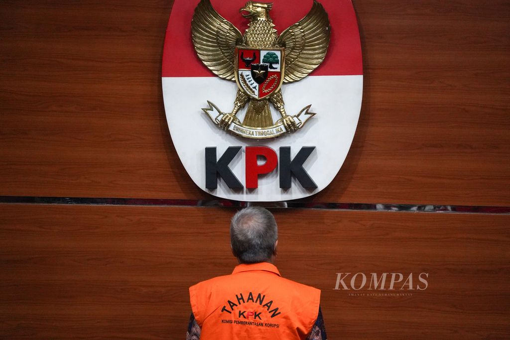 Hakim Agung Sudrajad Dimyati dengan rompi tahanan saat diekspose Komisi Pemberantasan Korupsi (KPK), Jakarta, Jumat (23/9/2022). 