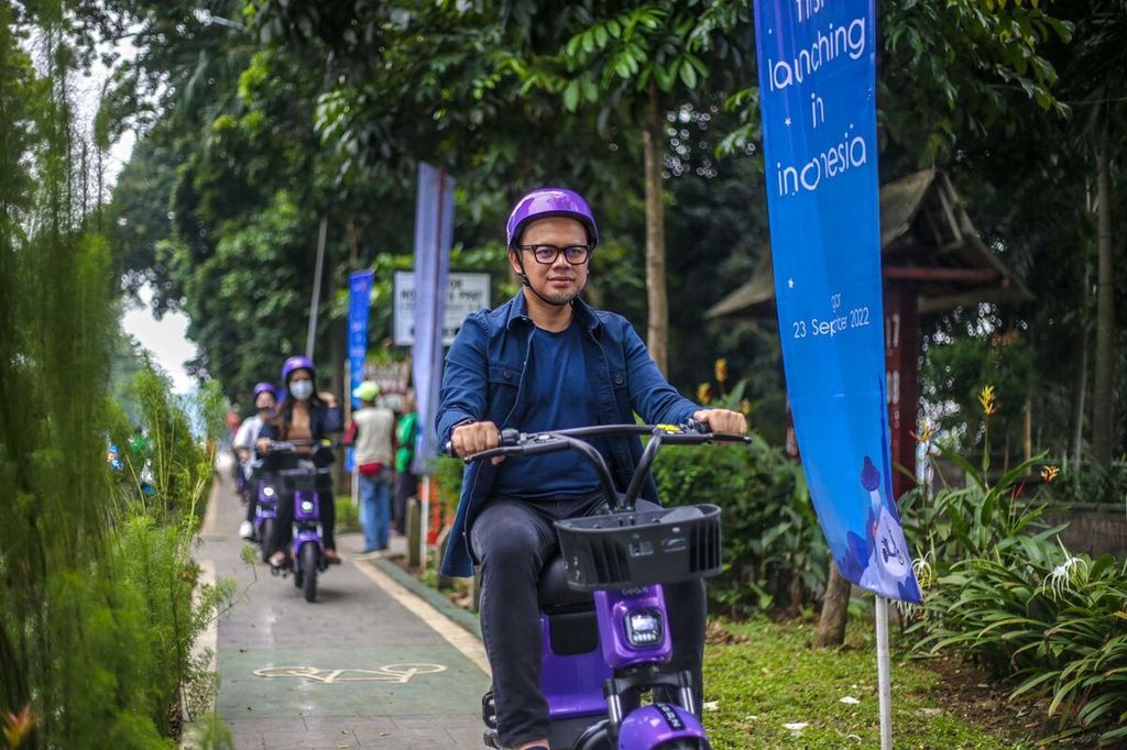 Wali Kota Bogor Bima Arya saat mengendarai sepeda listrik. Pemerintah Kota Bogor bersama PT BEAM Mobility Indonesia saat peluncuran penyewaan sepeda listrik pada 23 September 2022.