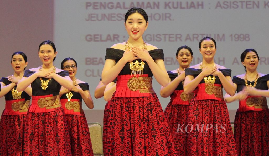Paduan suara Batavia Madrigal Singers (BMS) saat tampil di di Balai Resital Kertanegara, Jakarta, Selasa (7/6/2022).  