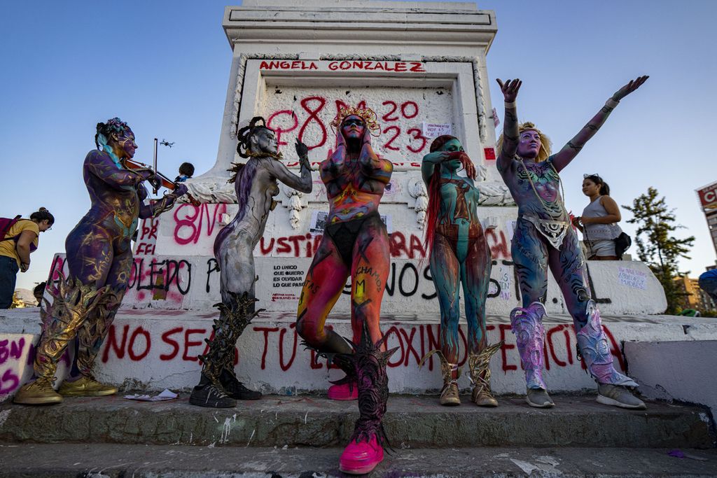 Sejumlah aktivis perempuan yang tergabung dalam gerakan geminisme Nuestros Pilares menggelar aksi saat peringatan Hari Perempuan Sedunia atau International Women’s Day di Santiago, Chile, (8/3/2023).