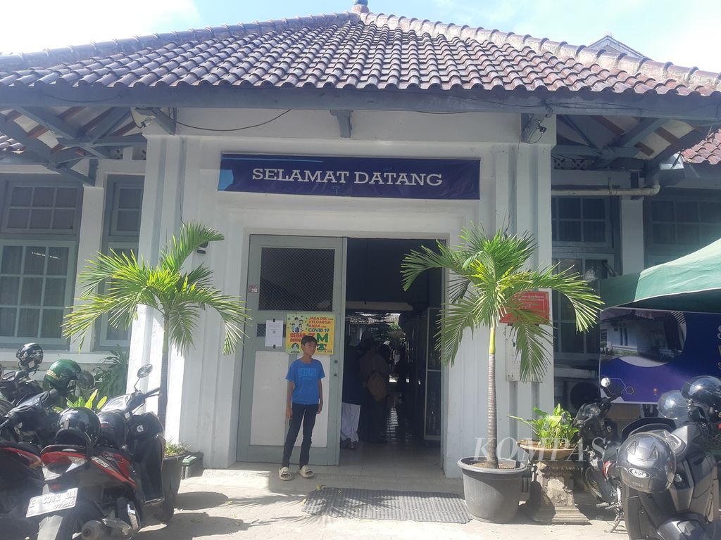 Sejumlah calon siswa mendatangi Sekolah Menengah Pertama Negeri 1 Kota Cirebon, Jawa Barat, Jumat (14/7/2023), untuk mendaftar ulang dalam penerimaan peserta didik baru. Sebanyak 196 peserta didik baru diterima dalam seleksi PPDB tahap kedua itu.