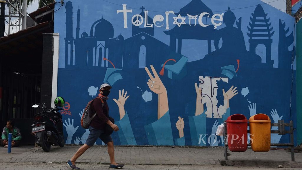 Mural menjadi salah satu media bagi masyarakat untuk menyerukan toleransi dalam kehidupan beragama. Hal itu salah satunya di temui di Jalan Ciledug Raya, Petukangan, Jakarta Selatan, Jumat (3/4/2020). Mural itu menggambarkan ragam tempat beribadah umat beragama berpadu dengan tulisan "Tolerance".