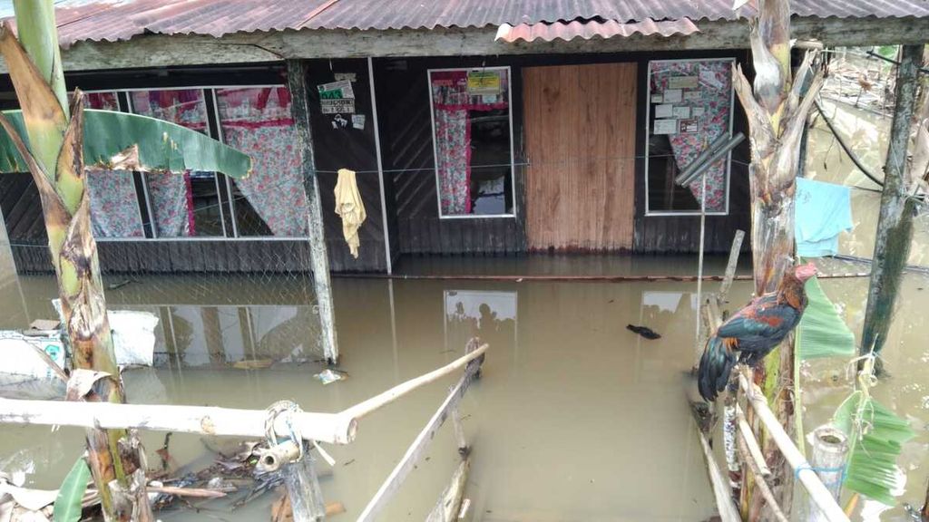 Banjir merendam rumah warga di Desa Murung Padang, Kecamatan Banjang, Kabupaten Hulu Sungai Utara, Kalimantan Selatan, Rabu (17/1/2024).