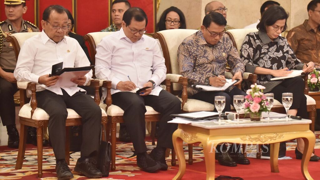 (dari kiri ke kanan) Menteri Sekretaris Negara Pratikno, Sekretaris Kabinet Pramono Anung, Kepala Kantor Staf Kepresidenan Moeldoko dan Menteri Keuangan Sri Mulyani menyimak kata pengantar yang disampaikan oleh Presiden Joko Widodo saat membuka sidang kabinet paripurna tentang Rencana Pembangunan Jangka Menengah Nasional (RPJMN) Tahun 2020-2024 di Istana Negara, Jakarta, Senin (6/1/2019). Pada kesempatan itu, Presiden Joko Widodo mengingatkan kepada seluruh jajaran kementerian dan lembaga untuk mempercepat akselerasi belanja pemerintah, terutama pos belanja modal. Kompas/Wawan H Prabowo (WAK)
