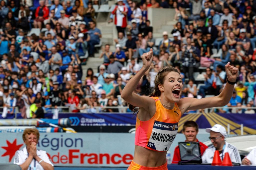 Atlet Ukraina, Yaroslava Mahuchikh, merayakan keberhasilannya memecahkan rekor dunia lompat tinggi pada ajang Diamond League 2024 babak kedelapan, di Paris, Perancis, Minggu (7/6/2024). Mahuchikh melompati rintangan setinggi 2,10 meter.