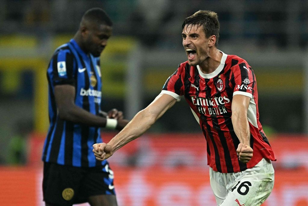 Bek AC Milan Matteo Gabbia merayakan gol penentu kemenangan ke gawang Inter Milan pada laga Serie A di San Siro, Milan, Senin (13/9/2024) dini hari WIB. Milan menang 2-1 atas Inter.