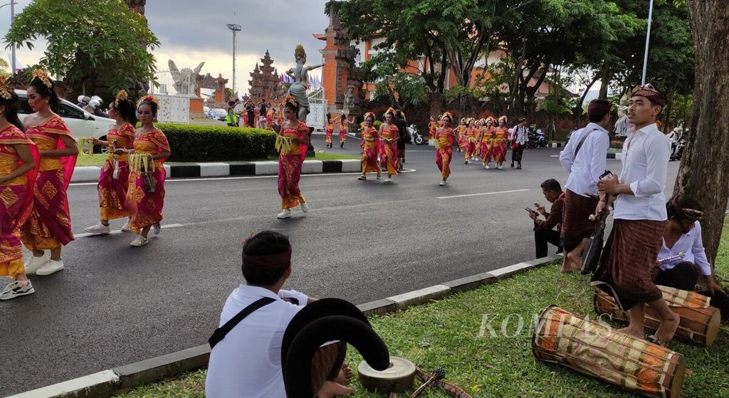 Penari dan penabuh gamelan Bali turut menyemarakkan pelaksanaan KTT G20 dengan menggelar tari dan gamelan penyambutan tetamu negara dan delegasi KTT G20 di area Bandara Internasional I Gusti Ngurah Rai, Badung, Senin (14/11/2022). 