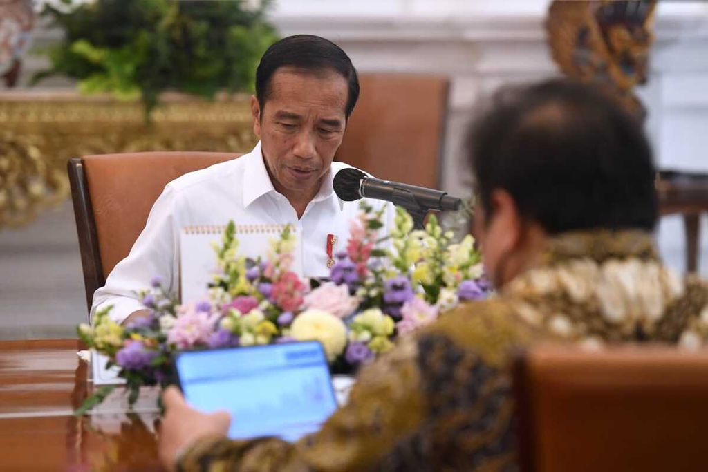 Presiden Joko Widodo memimpin rapat terbatas yang diikuti sejumlah menteri di Istana Merdeka, Jakarta, Senin 18 Juli 2022.