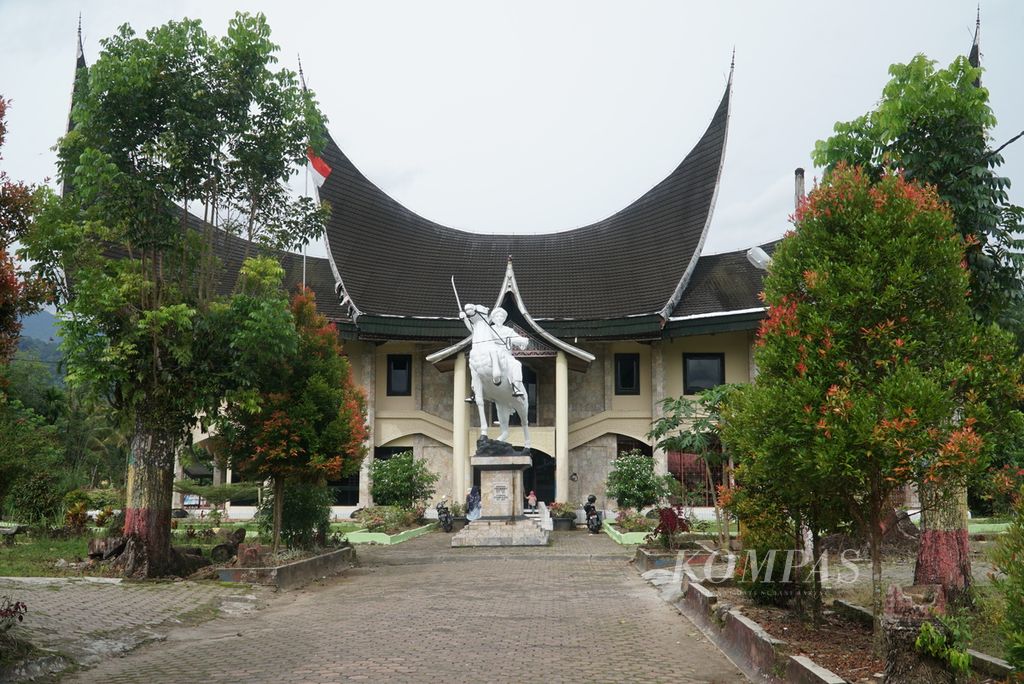 Suasana di pekarangan Museum Tuanku Imam Bonjol di kawasan Monumen Ekuator, Nagari Ganggo Mudiak, Kecamatan Bonjol, Pasaman, Sumatera Barat, Senin (5/9/2022).