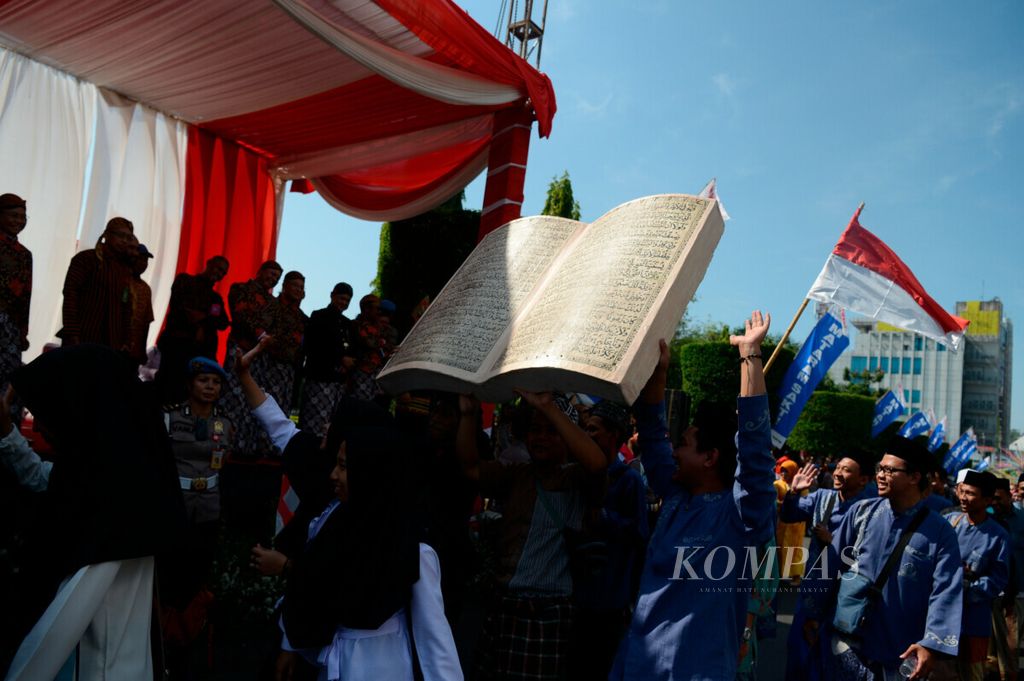 Representatives of students participating in a cultural parade to commemorate Youth Pledge Day in the Simpang Lima area of Semarang City, Central Java, on Monday (28/10/2019). The commemoration of Youth Pledge Day serves as a moment to once again unite the spirit of nationalism amid the diversity of the community.