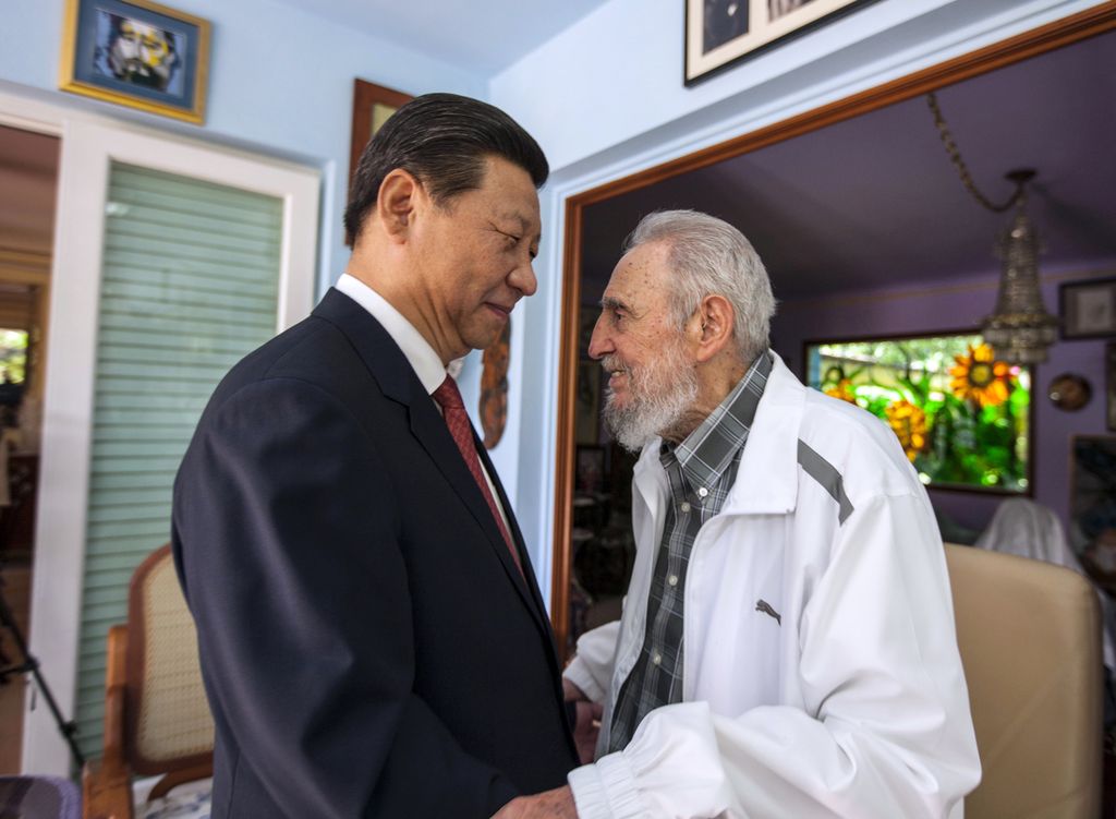 Dalam arsip foto tanggal 22 Juli 2014 ini terlihat mantan Presiden Kuba Fidel Castro (kanan) menyapa Presiden China Xi Jinping di Havana, Kuba. Washington mengklaim China telah mengoperasikan unit intelijen di Kuba selama bertahun-tahun. Beijing membantah klaim itu.  