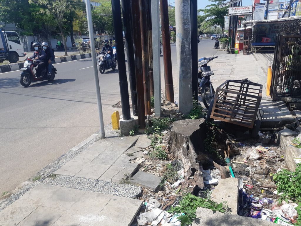 Sampah menumpuk di salah satu drainase Jalan Cipto Mangunkusumo, Kota Cirebon, Jawa Barat, Selasa (2/11/2021). Drainase buruk memicu banjir di Kota Cirebon.