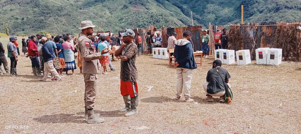 Pengamanan Pemilu 2024 oleh Satgas Damai Cartenz di sejumlah daerah konflik di Papua.