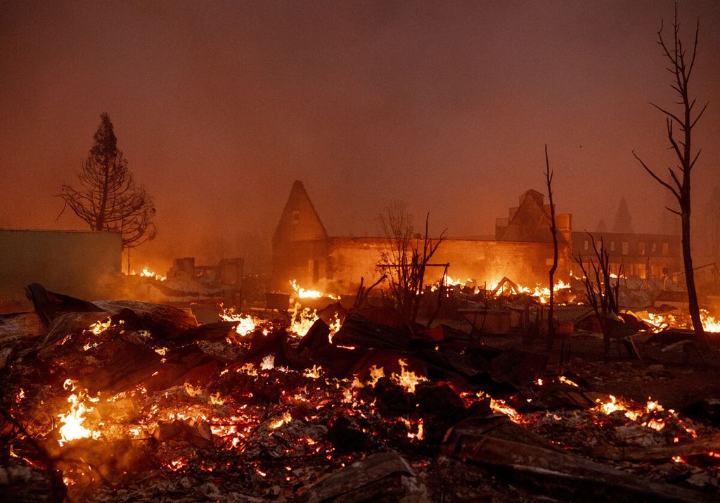 Bangunan dan pepohonan habis terbakar saat kebakaran Dixie meluluhantakkan pusat kota Greenville, California, AS, Rabu (4/8/2021). 