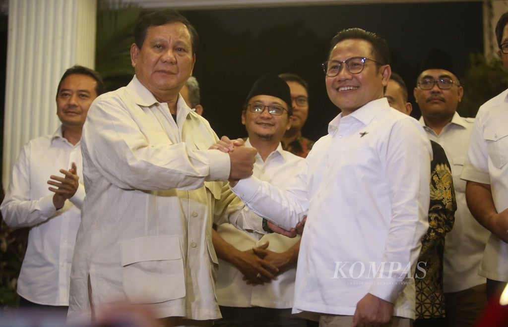 Ketua Umum Partai Gerindra Prabowo Subianto (kiri) berjabat tangan dengan Ketua Umum PKB Muhaimin Iskandar seusai pertemuan di kediaman Prabowo di Jalan Kertanegara, Kebayoran Baru, Jakarta Selatan, Sabtu (18/6/2022). 