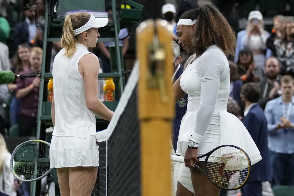 Serena Williams (kanan) mendatangi petenis Belarus, Aliaksandra Sasnovich, seusai mundur karena cedera <i>hamstring </i>pada laga babak pertama Wimbeldon 2021 di London, 29 Juni 2021. 