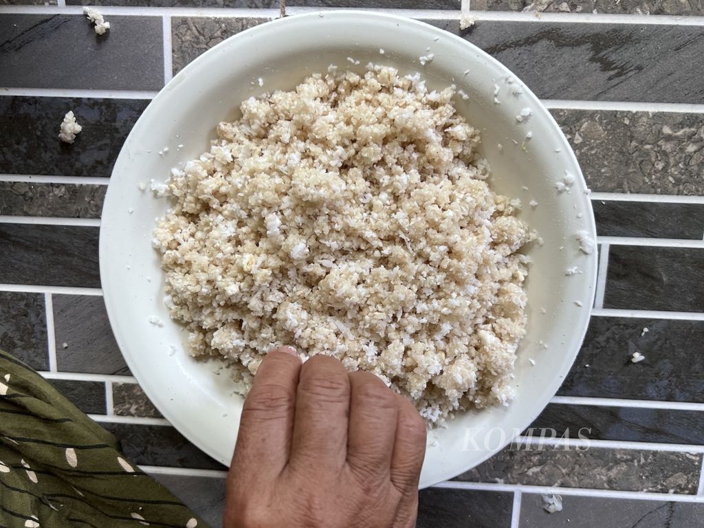 Warga menunjukkan sikapa, sejenis umbi, yang telah diolah menjadi pengganti nasi di Desa Kaluppini, Enrekang, Sulawesi Selatan, Sabtu (18/11/2023). 