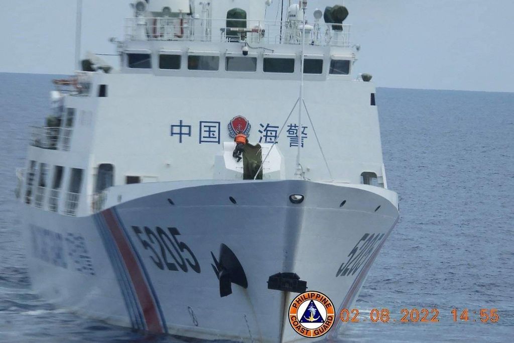 Kapal penjaga laut dan pantai China di sekitar Kepulauan Spratly pada Agustus 2022.  Peningkatan jumlah kapal sejenis di kawasan menjadi salah satu potensi pemicu konflik di Laut China Selatan.