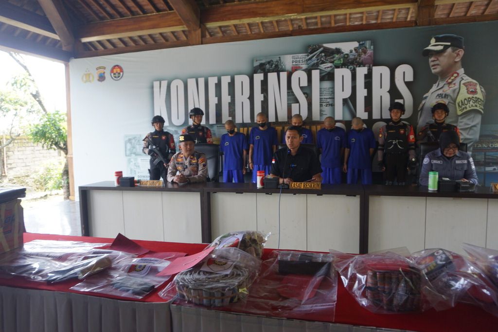 Kepolisian Resor Kota Banyumas menangkap lima tersangka pemilik dan penjual petasan dan bahan petasan di Purwokerto, Banyumas, Jawa Tengah, Rabu (29/3/2023).