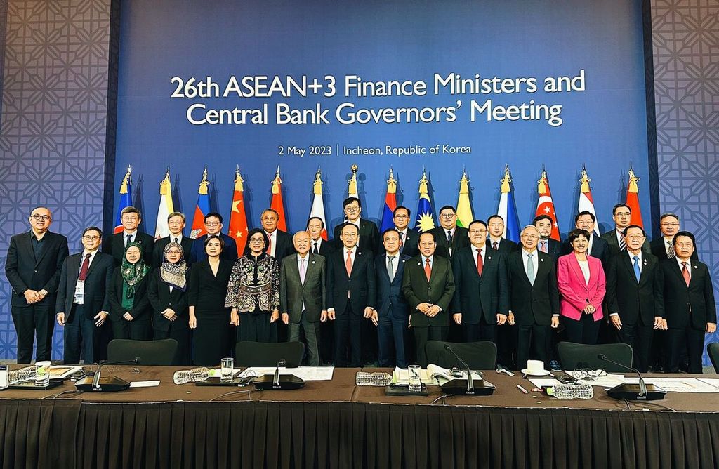 Para menteri keuangan dan gubernur bank sentral negara-negara yang tergabung dalam ASEAN+3 berfoto di sela-sela acara 76th ASEAN+3 Finance Minister and Central Bank Governor's Meeting, Incheon, Korea Selatan, Selasa (2/5/2023). 