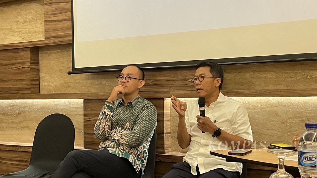Direktur Center of Economic and Law Studies (Celios) Bhima Yudhistira (kiri) dan anggota Komisi XI DPR, Mukhamad Misbakhun, dalam diskusi bertema bursa karbon, Jakarta, Kamis (11/5/2023).