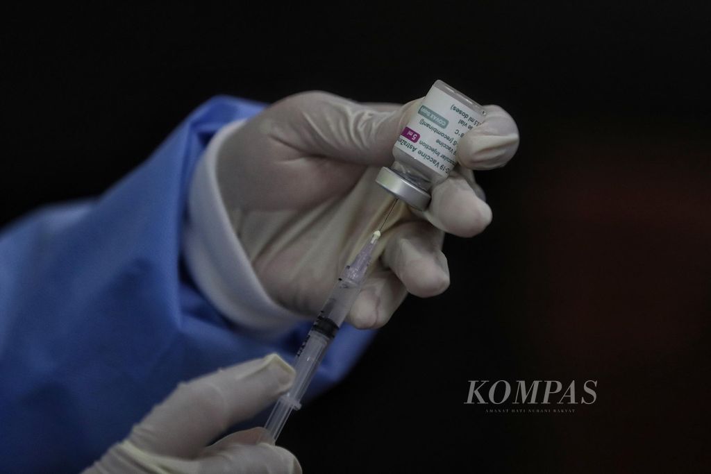 Tenaga medis Rumah Sakit Pusat Angkatan Darat bersiap menyuntikkan vaksin AstraZeneca kepada calon penerima vaksin yang sudah terdata di Kolese Gonzaga, Jakarta Selatan, Rabu (5/5/2021). 
