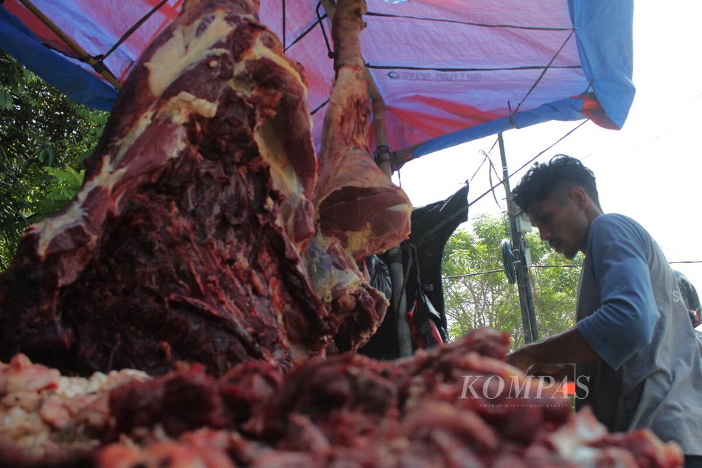 Penjual daging Meugang di pasar daging dadakan di Jalan T Iskandar, Beurawe, Kota Banda Aceh, Aceh, Rabu (30/3/2022). Permintaan daging sapi untuk perayaan Meugang meningkat sehingga memicu kenaikan harga dari Rp 140.000 per kg menjadi Rp 170.000 per kg.
