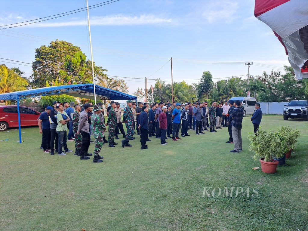 Tim sosialisasi Satgas Gabungan Percepatan Investasi Rempang Eco City apel di depan Kantor Camat Galang di Kelurahan Sembulang, Kecamatan Galang, Pulau Rempang, Kota Batam, Kepulauan Riau, Kamis (14/9/2023).  