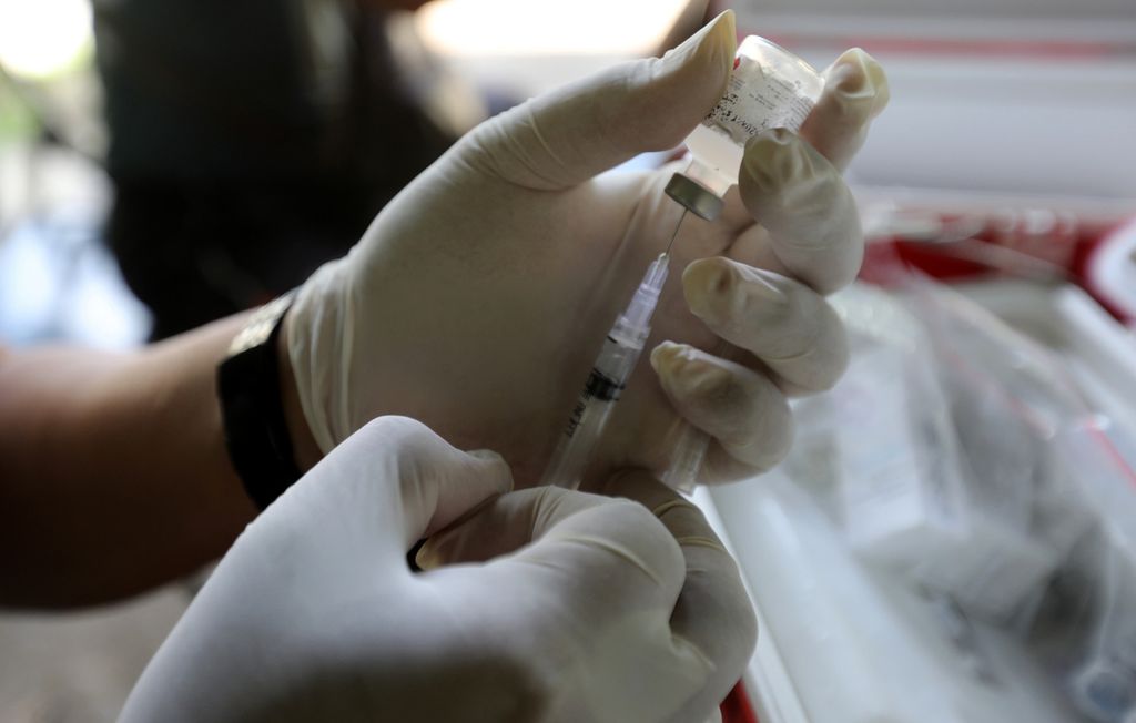 Petugas dari Kesdam Jaya mempersiapkan suntikan vaksinasi Covid-19 di Taman Lapangan Banteng, Jakarta, Jumat (6/1/2023).