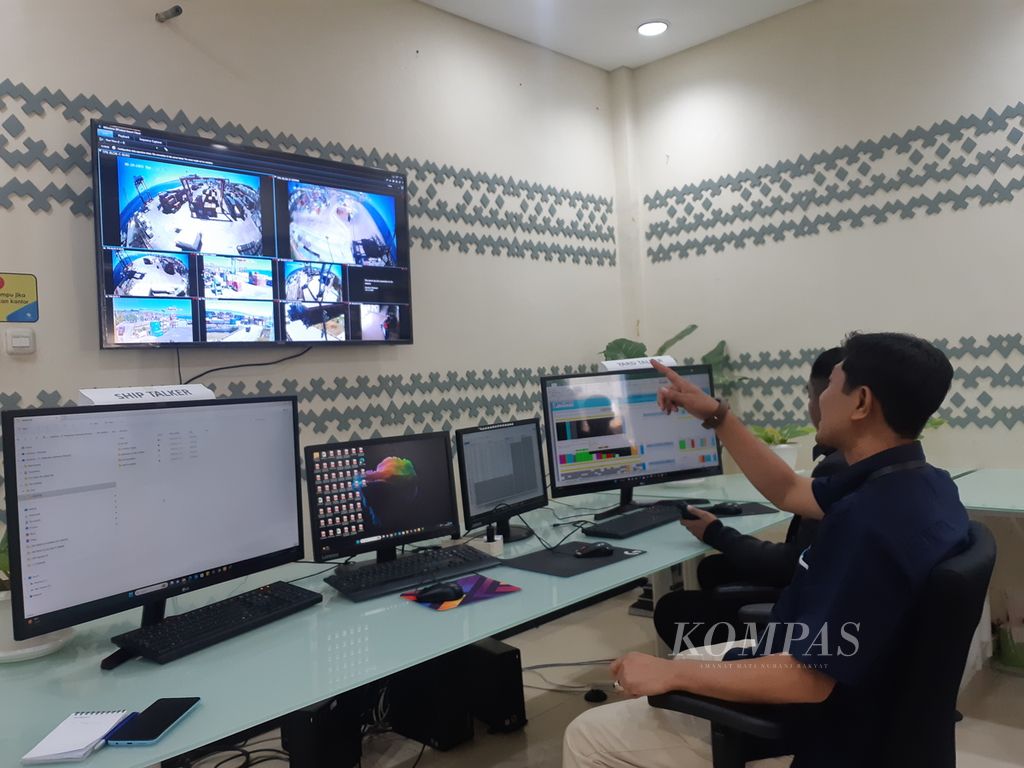 Petugas memantau proses bongkar muat di Pelabuhan Tenau, Kota Kupang, Nusa Tenggara Timur, Selasa (29/8/2023). Semua aktivitas terekam kamera pengawas. 