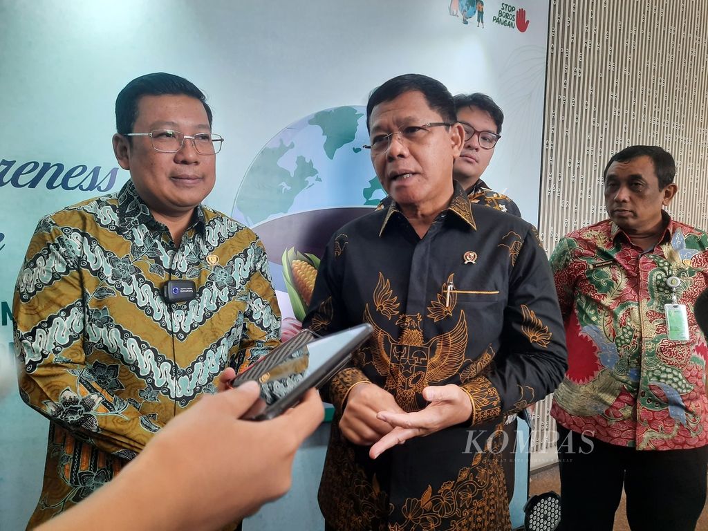 Kepala Badan Pangan Nasional Arief Prasetyo Adi (kiri) serta Utusan Khusus Presiden Bidang Kerja Sama Pengentasan Kemiskinan dan Ketahanan Pangan Muhamad Mardiono (kedua dari kiri) menjawab pertanyaan wartawan mengenai makanan terbuang di Jakarta, Jumat (29/9/2023). 