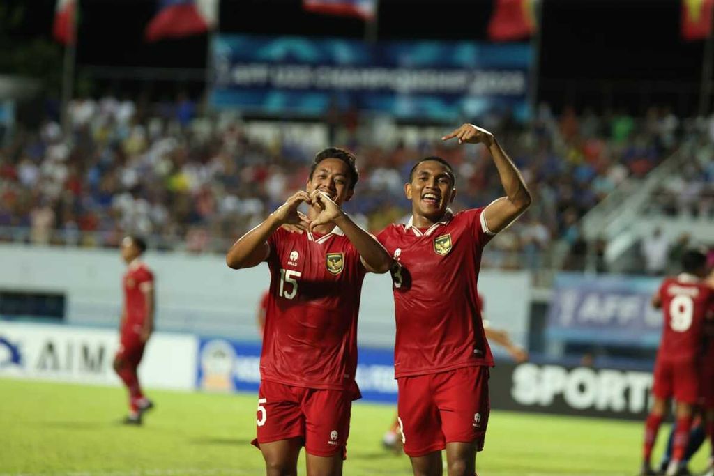 Para pemain Indonesia merayakan gol ke gawang tuan rumah Thailand pada semifinal Piala AFF U-23 2023 di Stadion Rayong, Rayong, Thailand, Kamis (24/8/2023) malam. Indonesia menang, 3-1, dan akan bertemu Vietnam di babak final.