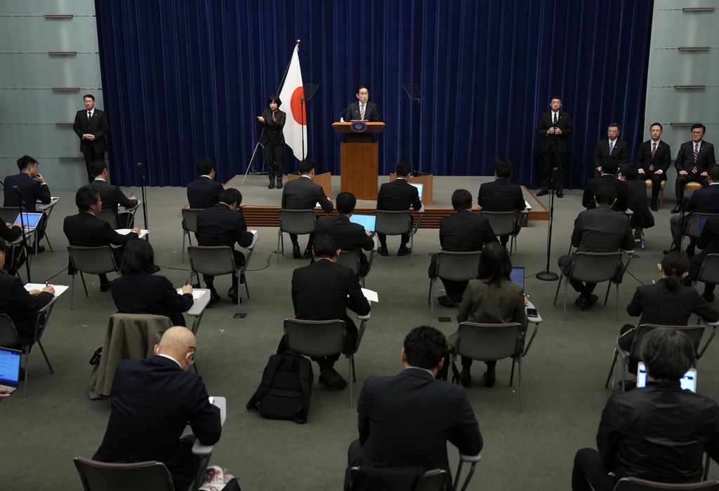 Perdana Menteri Jepang Fumio Kishida (tengah) menggelar konferensi pers di kantor PM di Tokyo, 13 Desember 2023. 