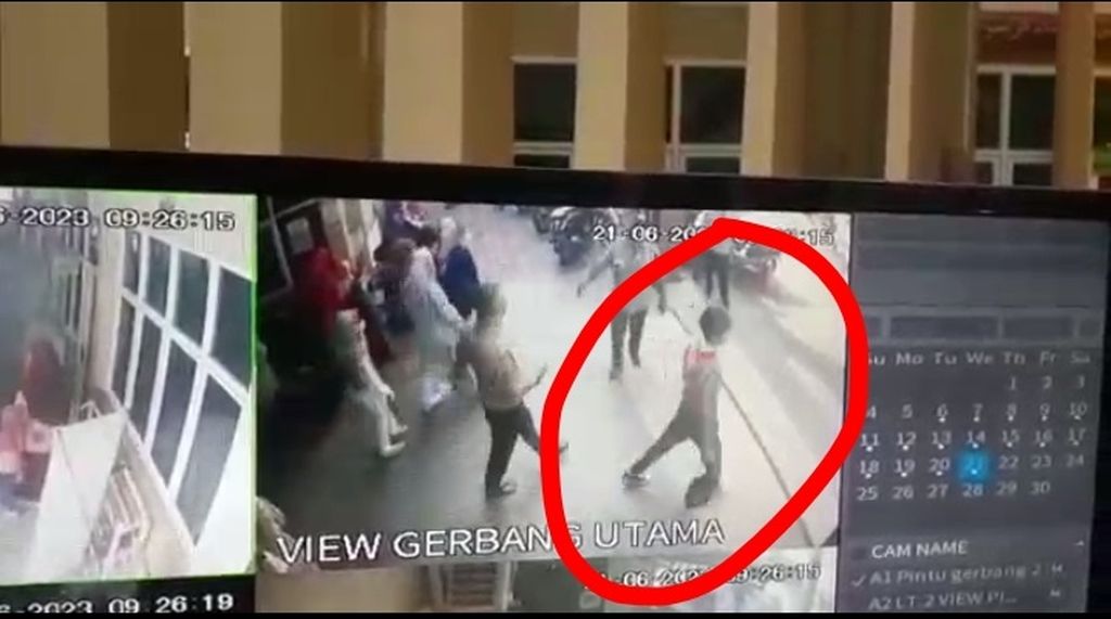 Rekaman kamera pemantau yang menunjukkan N (15) keluar dari gerbang utama Sekolah Menengah Pertama (SMP) At Taqwa, Benda Baru, Tangerang Selatan, Rabu (21/6/2023). 