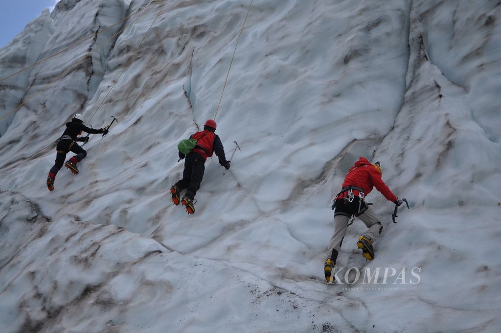 Pemotretan pada 12 Agustus 2010 ketika mendampingi Tim Ekspedisi Tujuh Puncak Dunia dari Wanadri menguji perlengkapan dan peralatan pemanjatan di tebing es Kashkatash untuk persiapan pendakian Gunung Elbrus, puncak tertinggi Eropa di Rusia.