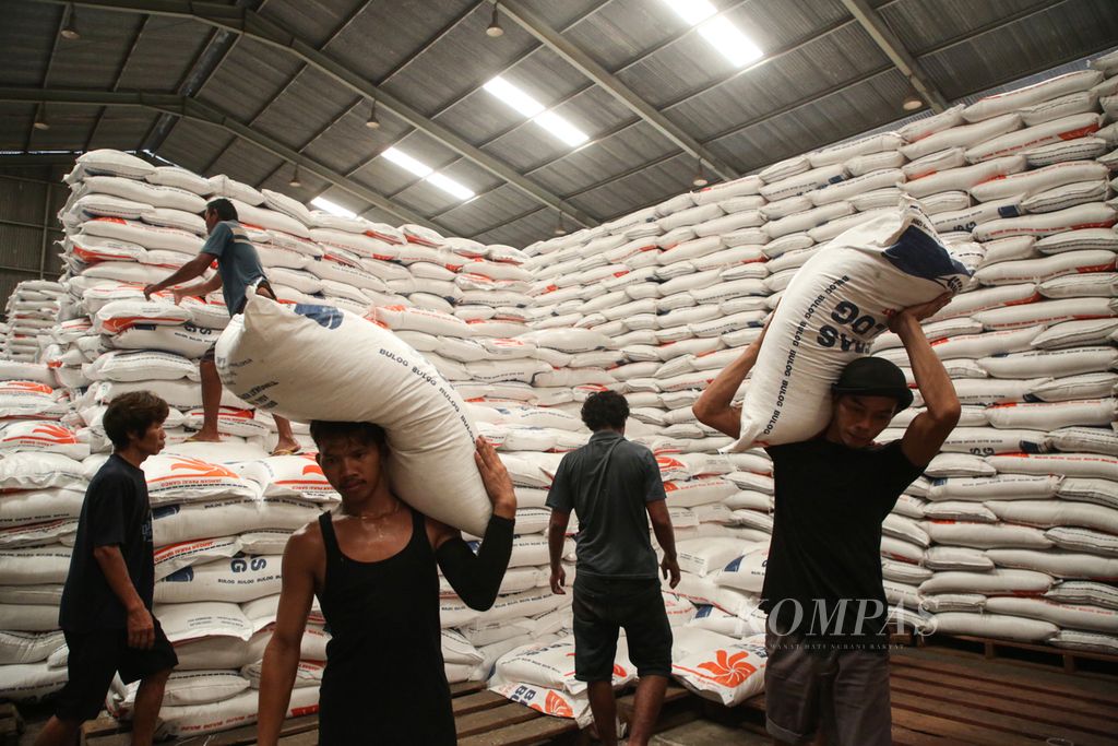 Pekerja memanggul karung berisi beras ke truk pengangkut di gudang Bulog di kawasan Kelapa Gading, Jakarta Utara, Senin (5/2/2024). Produksi beras nasional pada Maret 2024 diperkirakan meningkat sehingga berpotensi membuat neraca beras surplus. 