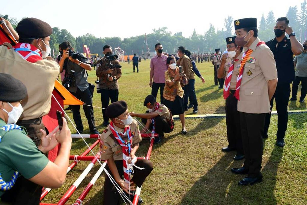 Merangkai tali temali dan tongkat atau <i>pioneering </i>adalah kegiatan khas Pramuka. Keterampilan ini ditampilkan di Jambore Nasional XI 2022 di Bumi Perkemahan dan Graha Wisata Pramuka, Cibubur, Jakarta, Jumat (19/8/2022). 